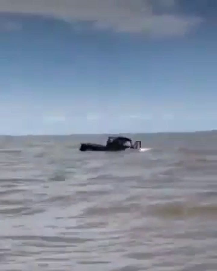 La camioneta que quedó tapada por el agua