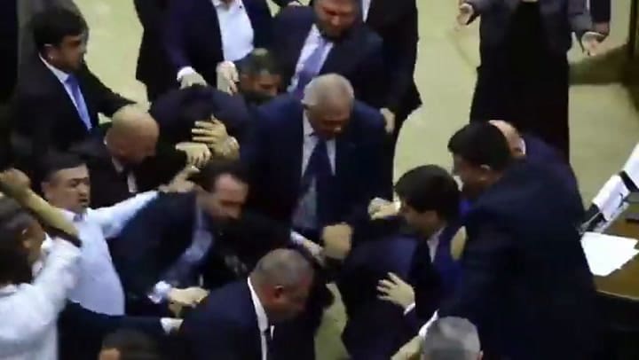 Escandalosa pelea en el Parlamento de Armenia
