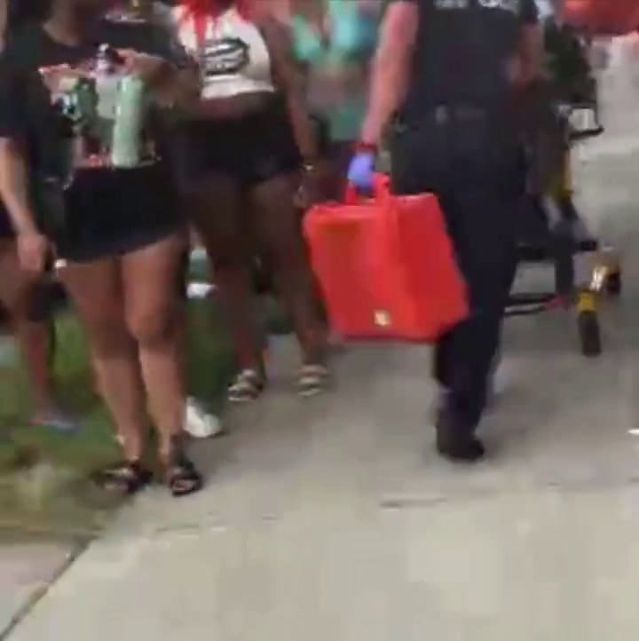 Trasladan a personas heridas en el marco de un tiroteo que se registró en Estados Unidos (Fuente: Rapid Report)