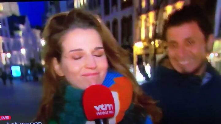 El beso a la notera
