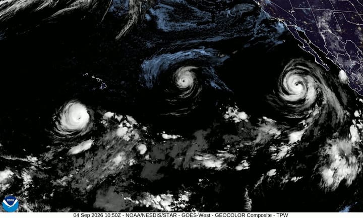 Satélite de la NOAA con los huracanes cerca de California