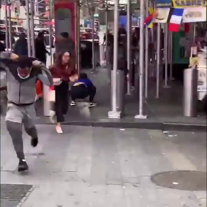 Un hombre abrió fuego en pleno Times Square y generó pánico en el centro de Nueva York