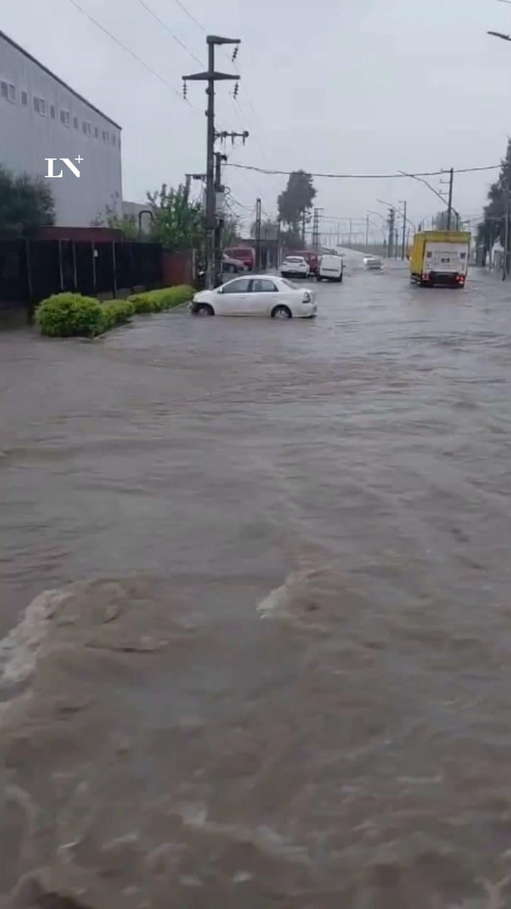 Alerta naranja: sigue lloviendo y hay inundaciones en varias localidades del Conurbano