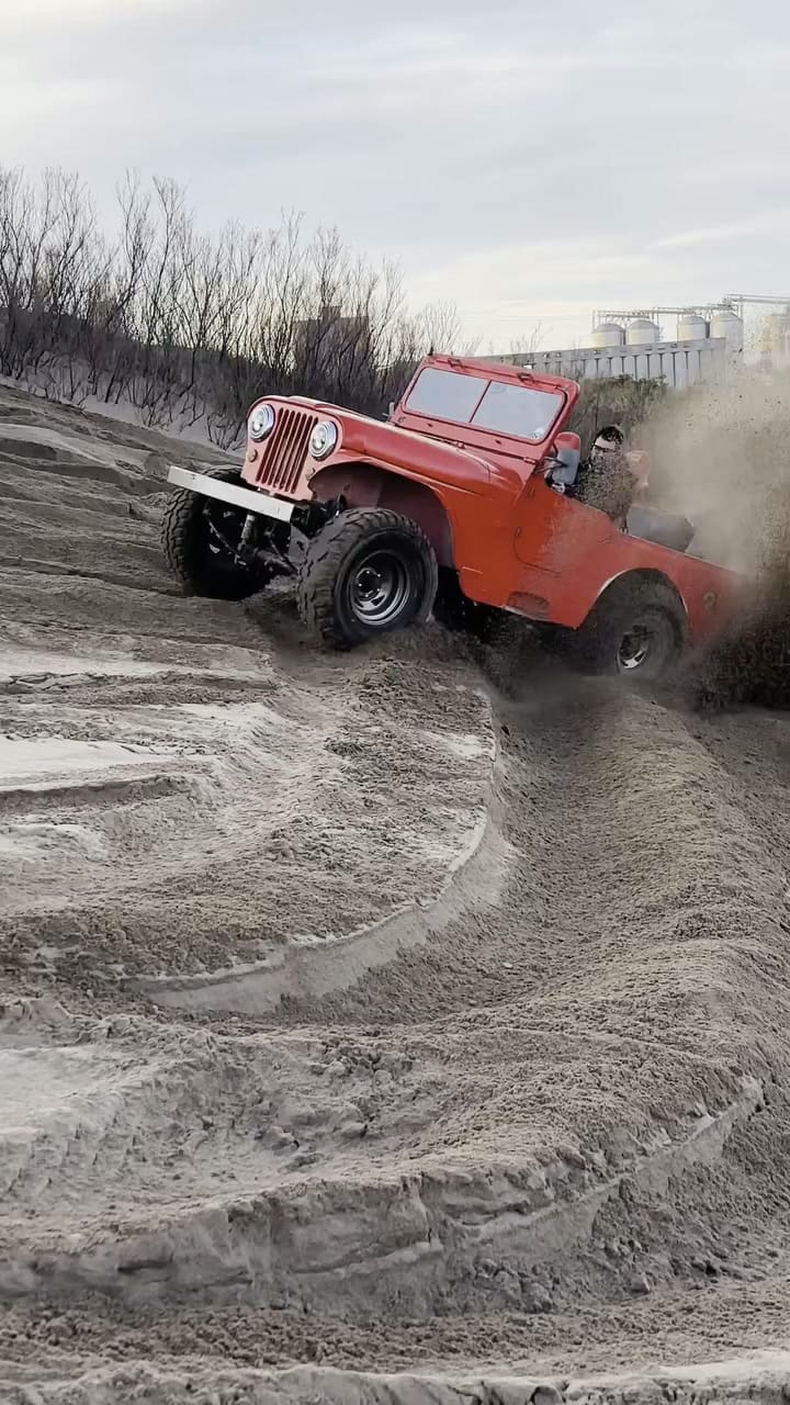 Probaba un Jeep en una playa de Necochea, el vehículo volcó y murió: quién era el hombre fallecido