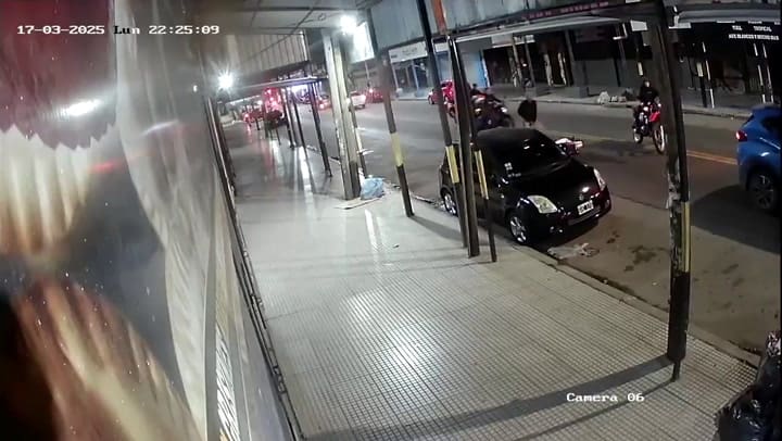El momento en el que la policía se defiende de los motochorros