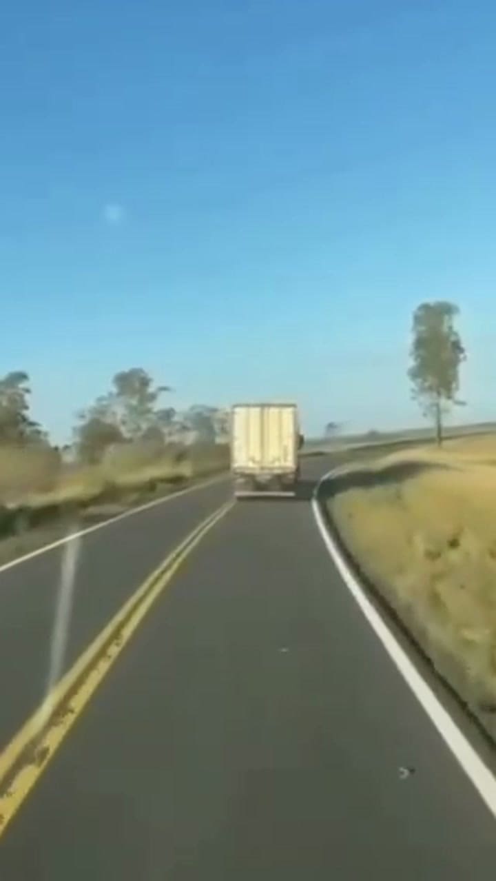 Quiso pasar a un camión en plena ruta 14 y provocó un choque múltiple: hay tres heridos