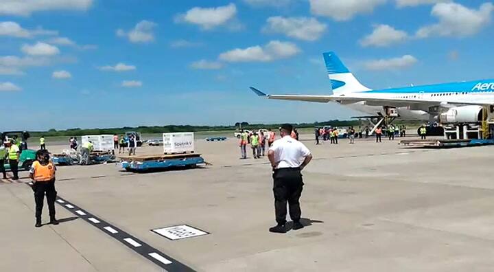 Llegó el vuelo de Aerolíneas que trae la segunda tanda de vacunas - Fuente: Ignacio Sánchez