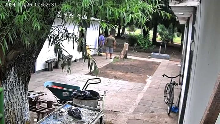 Un empleado de un cementerio le cortó la oreja a otro con un machete