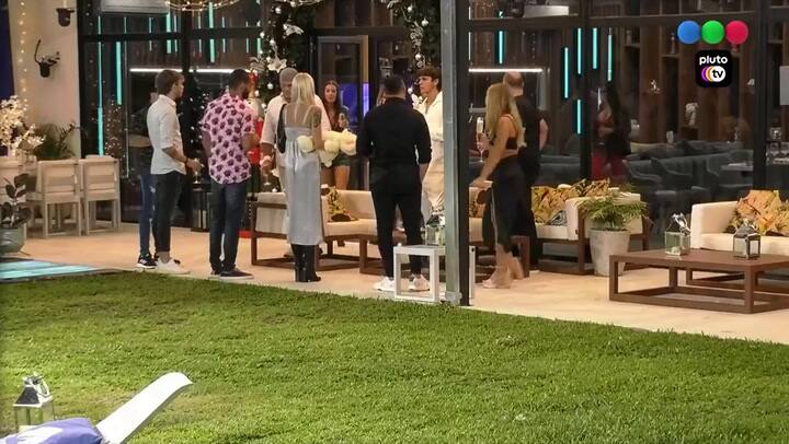 Los concursantes de GH brindaron para celebrar la Navidad.