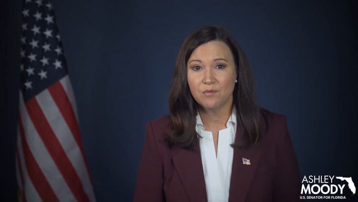 La senadora Ashley Moody presenta un proyecto de ley contra los okupas