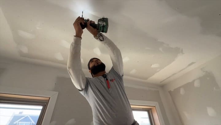 El handyman realiza tareas generales de mantenimiento y no necesita licencia para trabaja