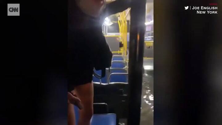 Nueva York: la inundación obligó a los pasajeros de un autobús a pararse en sus asientos
