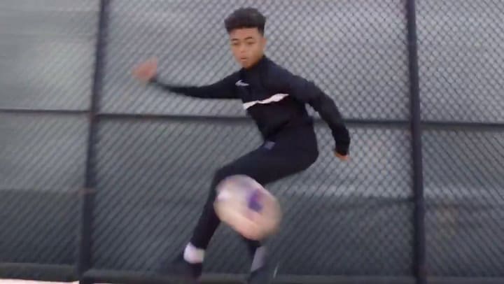 Una marca deportiva enfrentó a los mejores jugadores de la historia del fútbol en su anuncio.