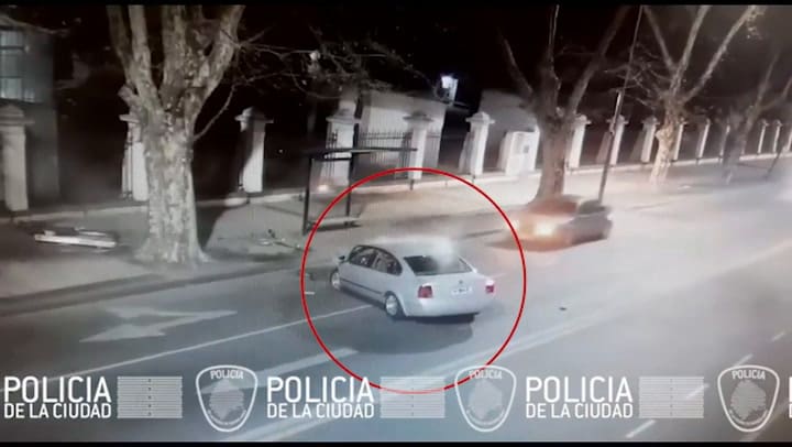 Manejaba a toda velocidad, hizo una mala maniobra y arrasó una parada de colectivos en Agronomía