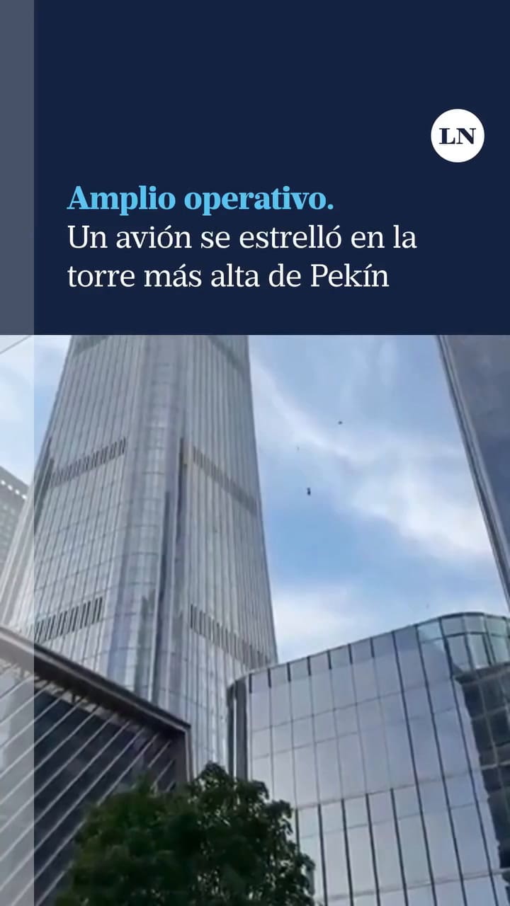 Amplio operativo: un avión se estrelló en la torre más alta de Pekín