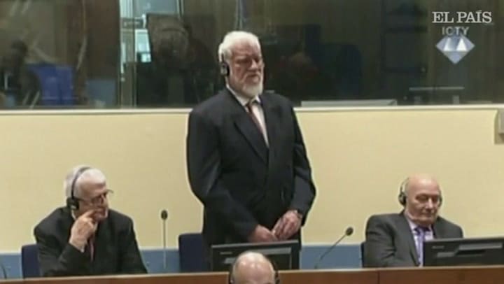 La Haya suspende una vista después de que un acusado bebiera “veneno”