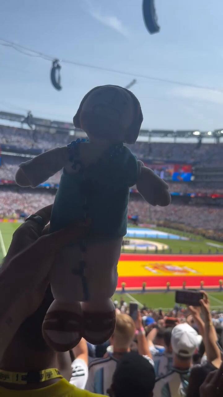 Jimena confirmó su llegada al estadio con su amuleto