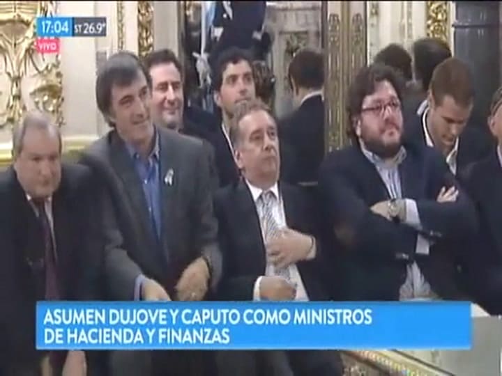 Macri le tomó juramento a Dujovne y Caputo