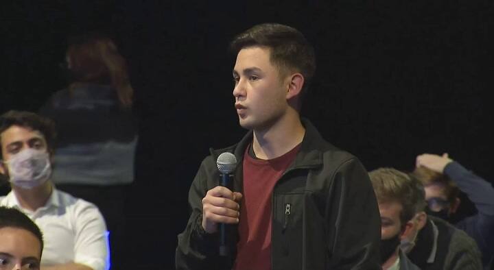 Un joven le preguntó a Mauricio Macri por qué se tienen que quedar en el país
