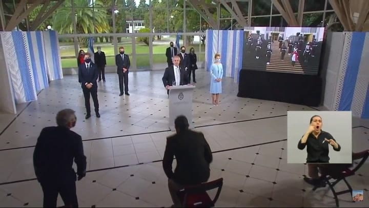 Alberto toma el juramento a las fuerzas armadas