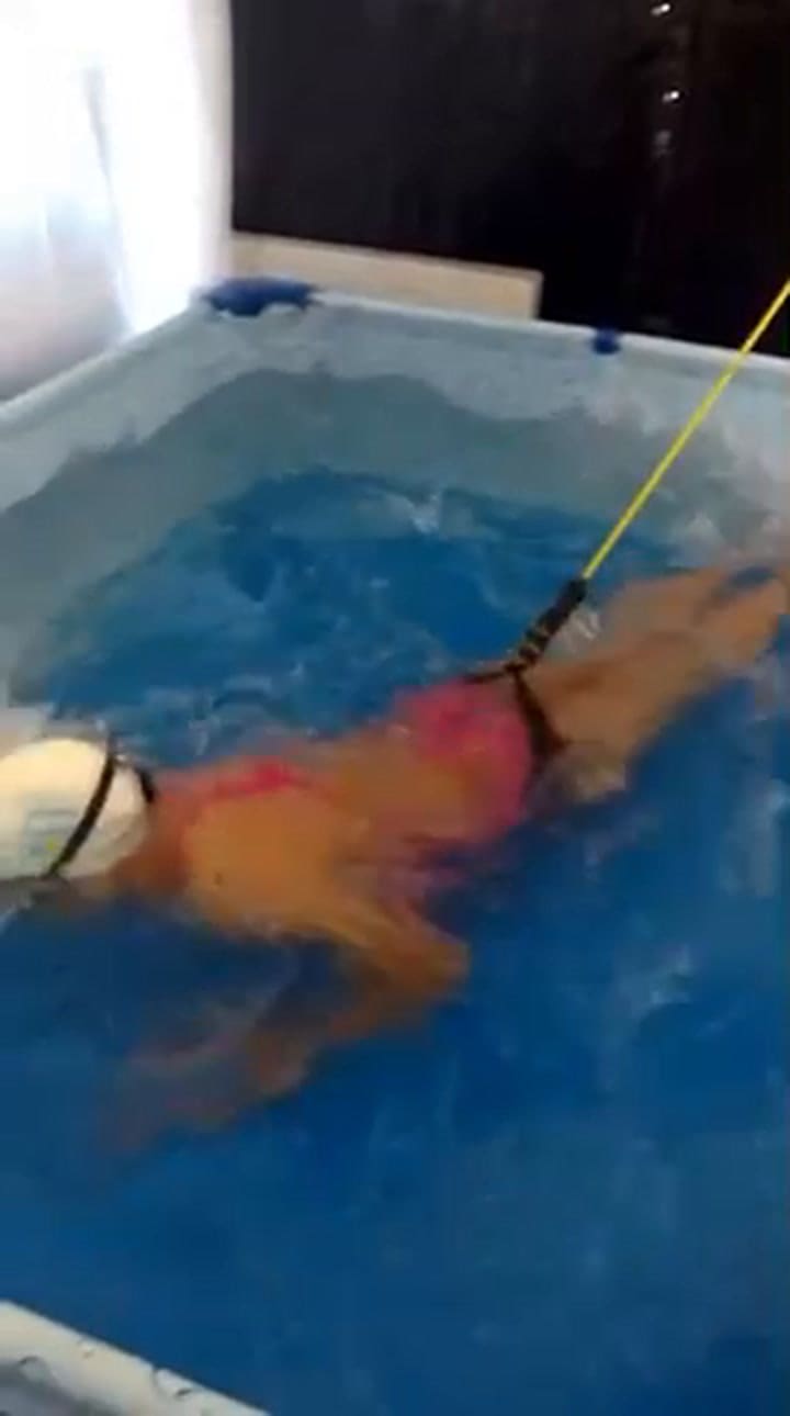 Agostina Hein, campeona mundial junior, entrenándose en una pileta de lona en su casa durante la pandemia.