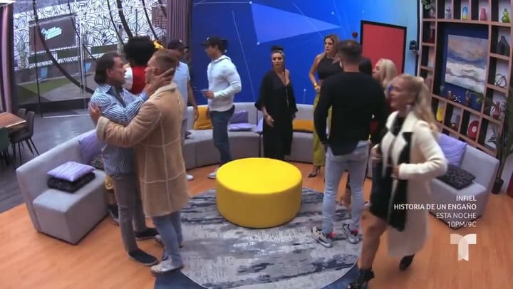 Osvaldo Ortíz besó a Salvador Zerboni como una sentencia de eliminación en La Casa de los Famosos 2
