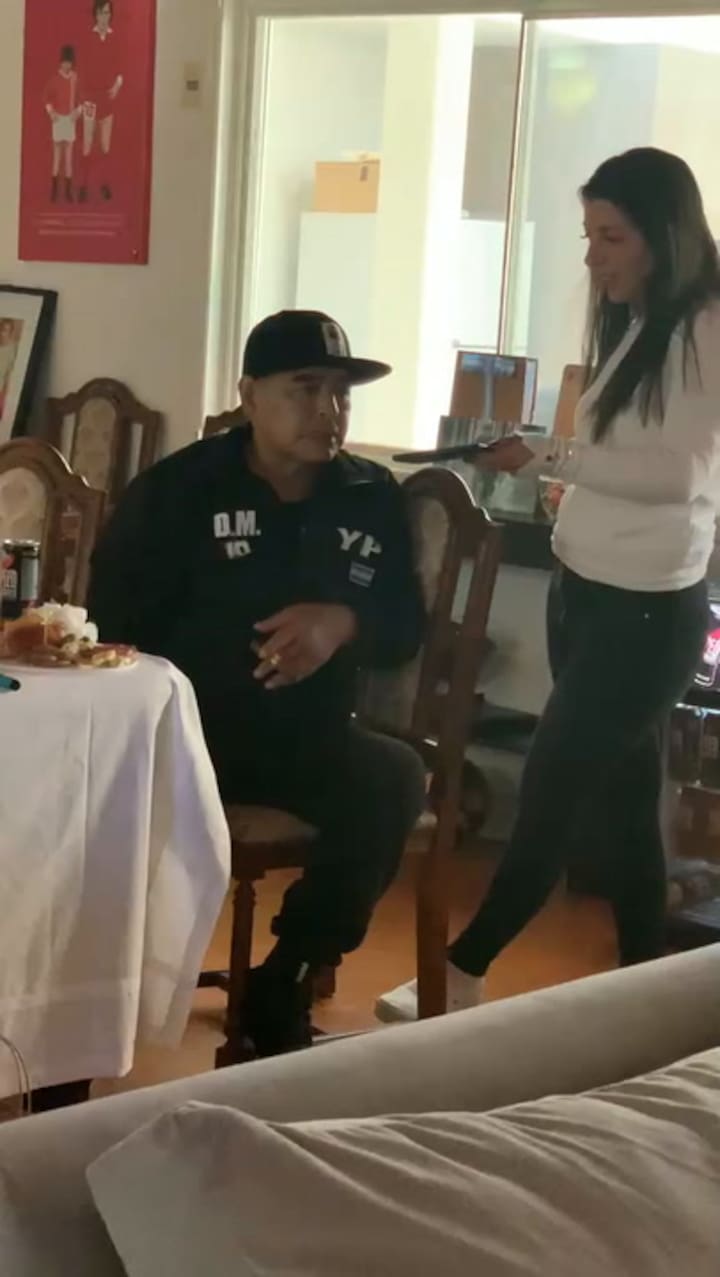 Diego Maradona escucha el saludo de Cristina Kirchner
