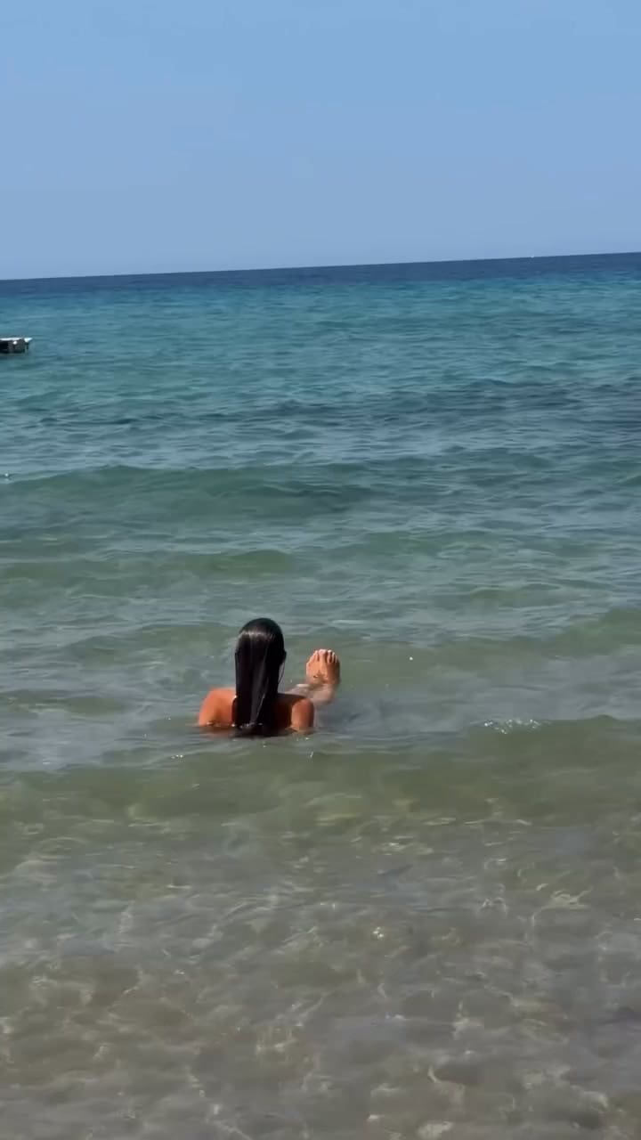 Así difruta Caro Calvagni de la playa - @carocalvagni