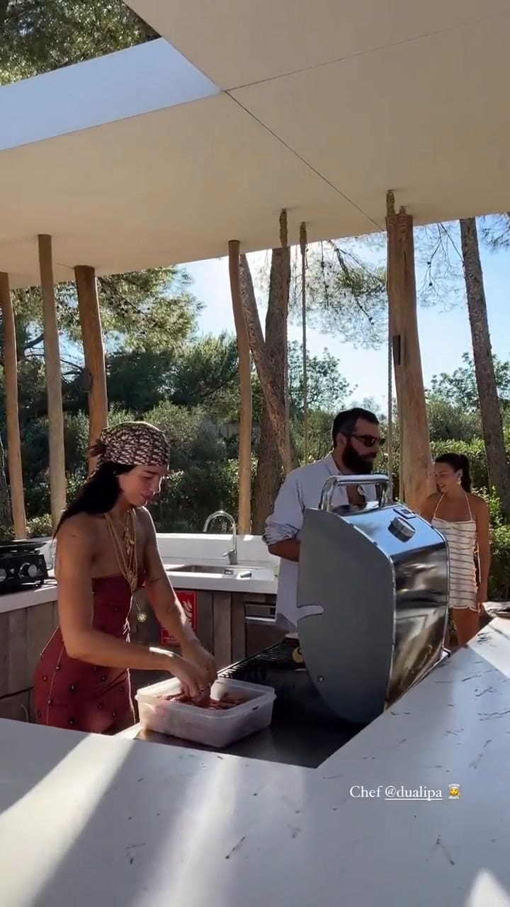 Dua Lipa cocinó langostinos a la parrilla acompañada por su novio