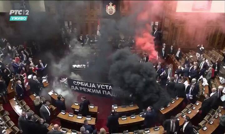 Serbia: protesta de la oposición en el parlamento