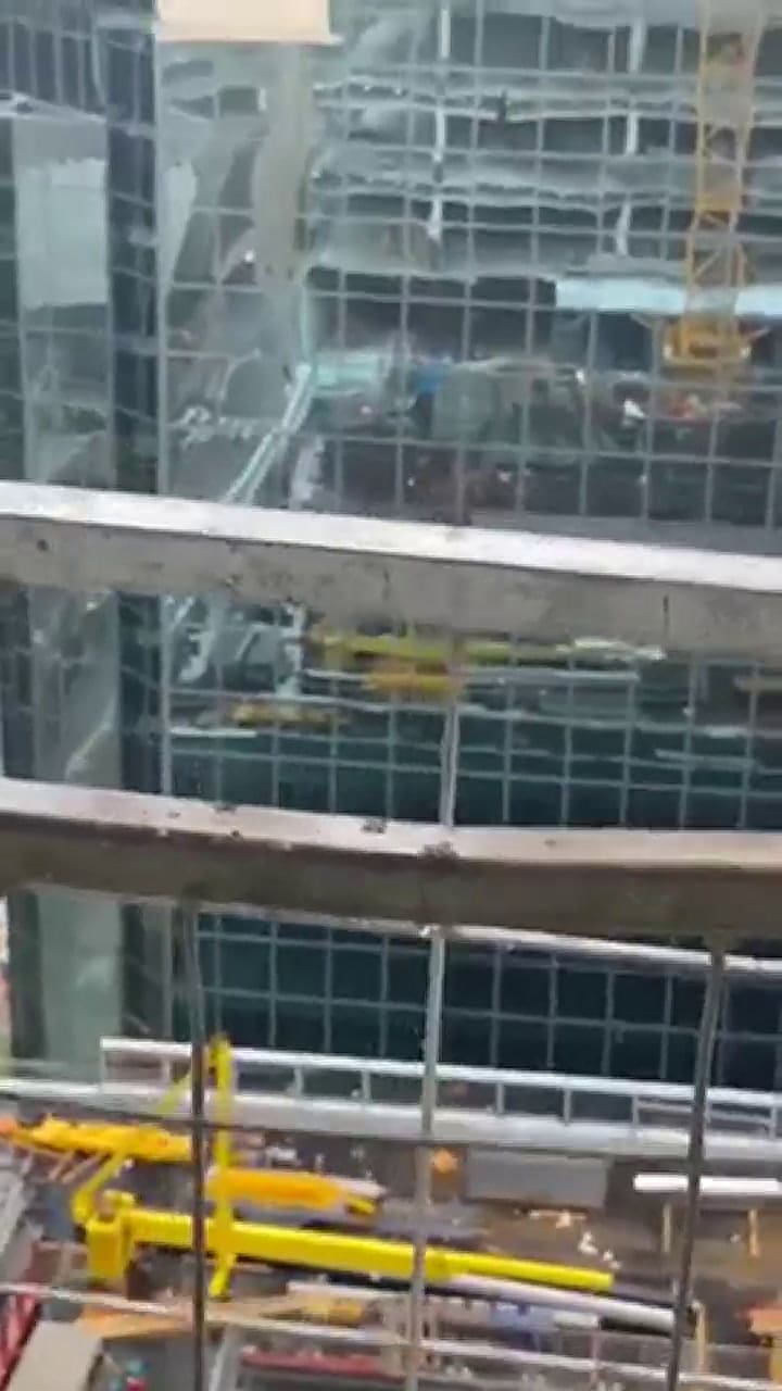 Un obrero quedó colgado de una grúa