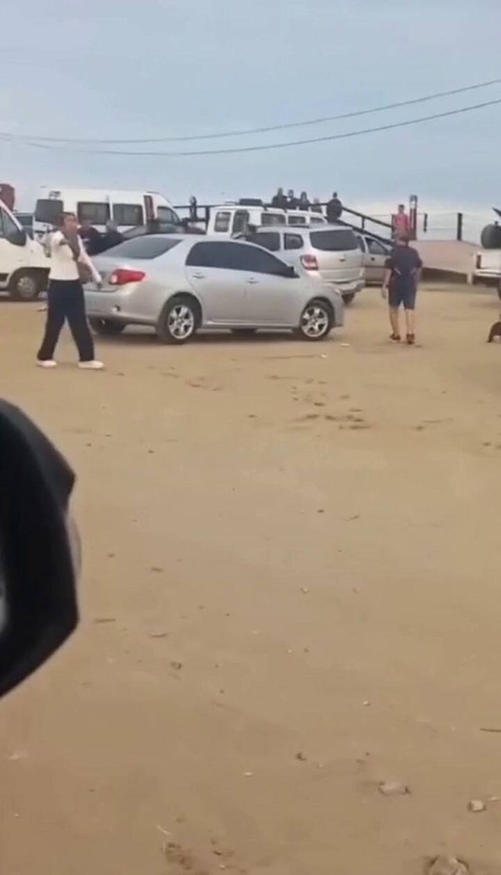Fuerte pelea entre un "trapito" y un hombre que se negó a pagarle $20.000 para que le cuide el auto
