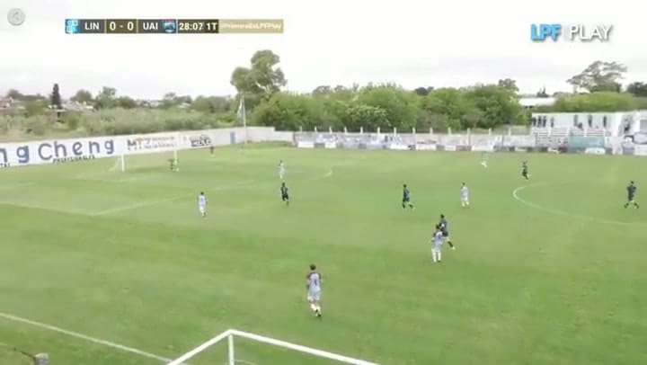 El insólito gol en contra de un jugador desde mitad de cancha que dejó a su equipo al borde del descenso a la Primera C