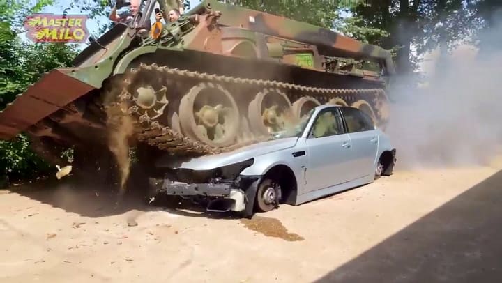 Aplastó un BMW con un tanque