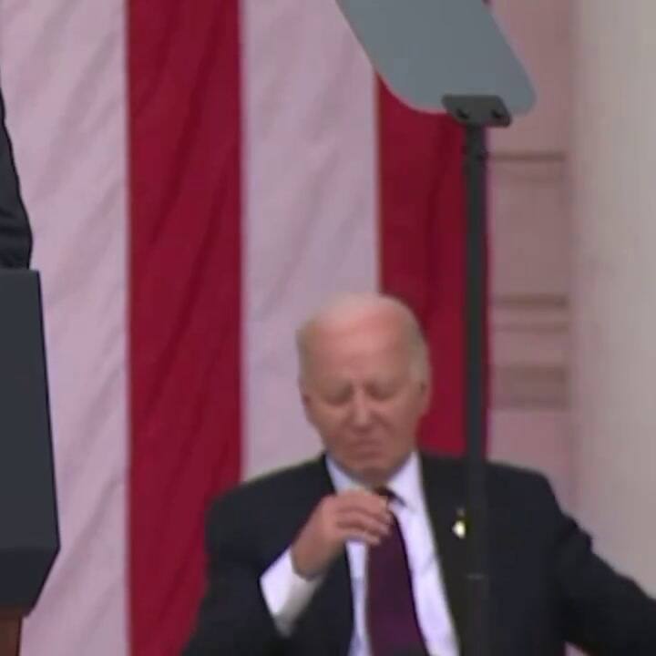 Joe Biden se vuelve viral tras “dormirse” en el discurso por el Memorial Day