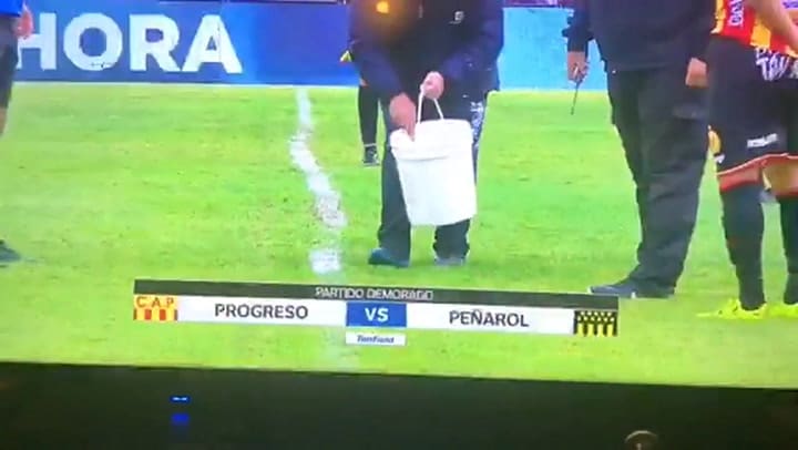 Pintan la línea del mediocampo en Peñarol vs Progreso