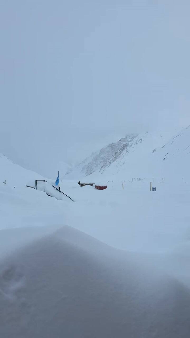 Nieve acumulada en la alta montaña mendocina