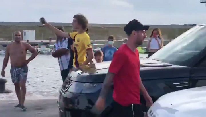 Messi y Suárez fueron abordados por hinchas en un puerto de Barcelona