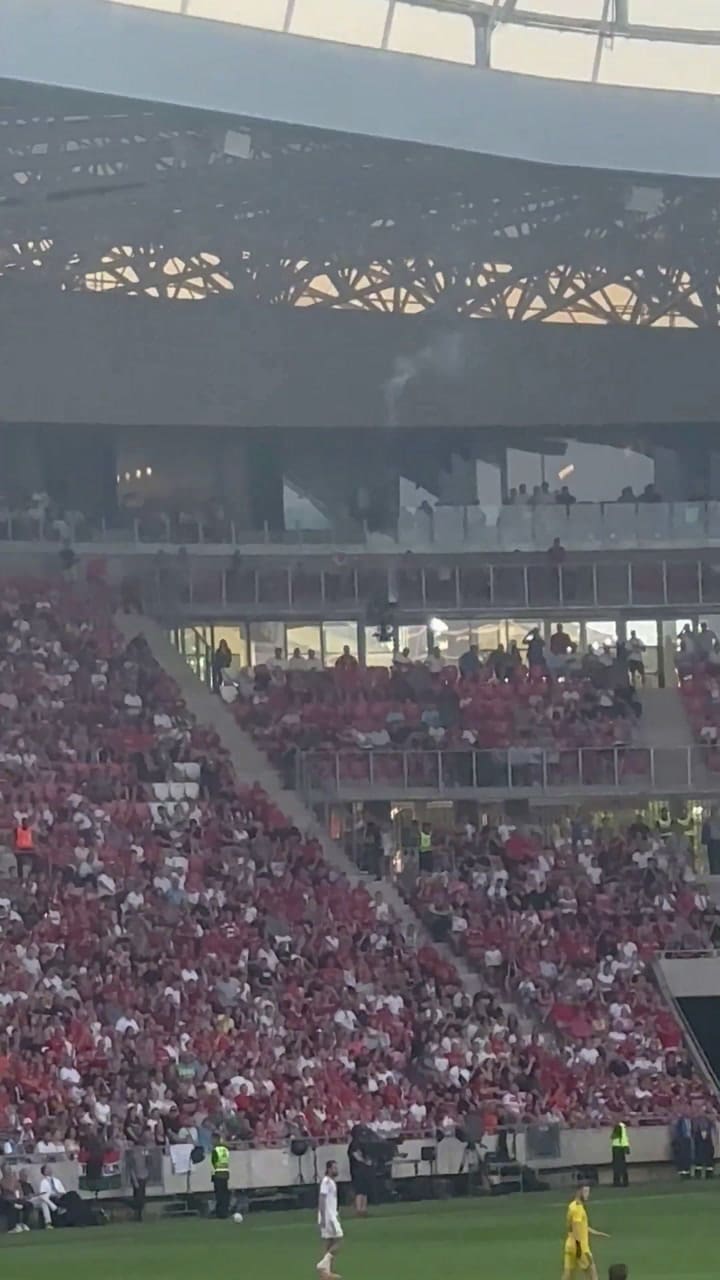 El momento en el que una “cámara araña” cae sobre la cancha en pleno partido entre Hungría y Kazajistán