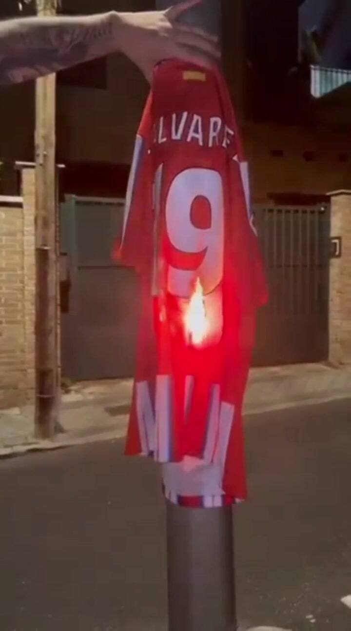 Hinchas de Atlético Madrid se filmaron quemando una camiseta de Julián Alvarez