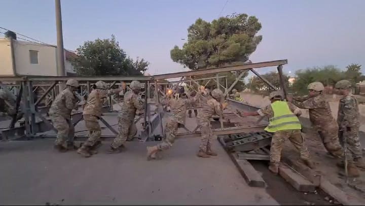 El Ejército comenzó a colocar un puente modular sobre el canal Maldonado en Bahía Blanca