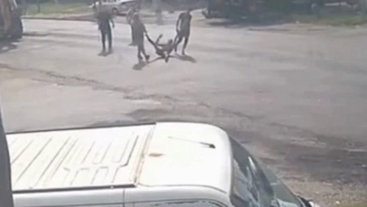 La Plata: un grupo de vecinos interceptó a un hombre acusado de reiterados robos y lo arrastró por la calle