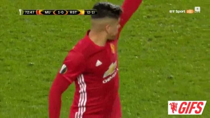 Marcos Rojo salió corriendo hacia donde estaban los suplentes y tomó una banana