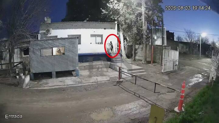 El momento en el que el menor ingresa a la planta