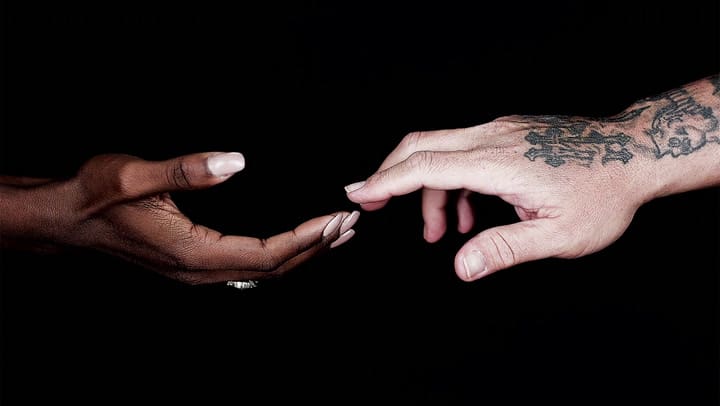 “Hands” - Canción por Orlando