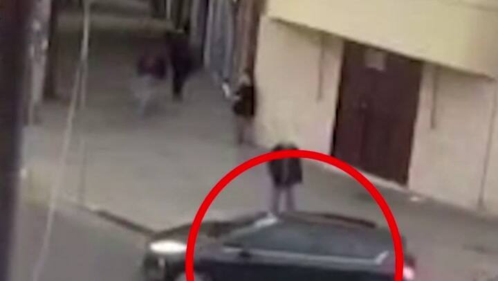 Ele foi esfaqueado e, ao fugir, desmaiou e atropelou uma mulher