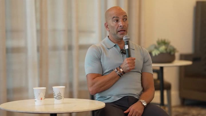 Peter Attia, experto en longevidad de Texas, su consejo para evitar las caídas después de los 65 años
