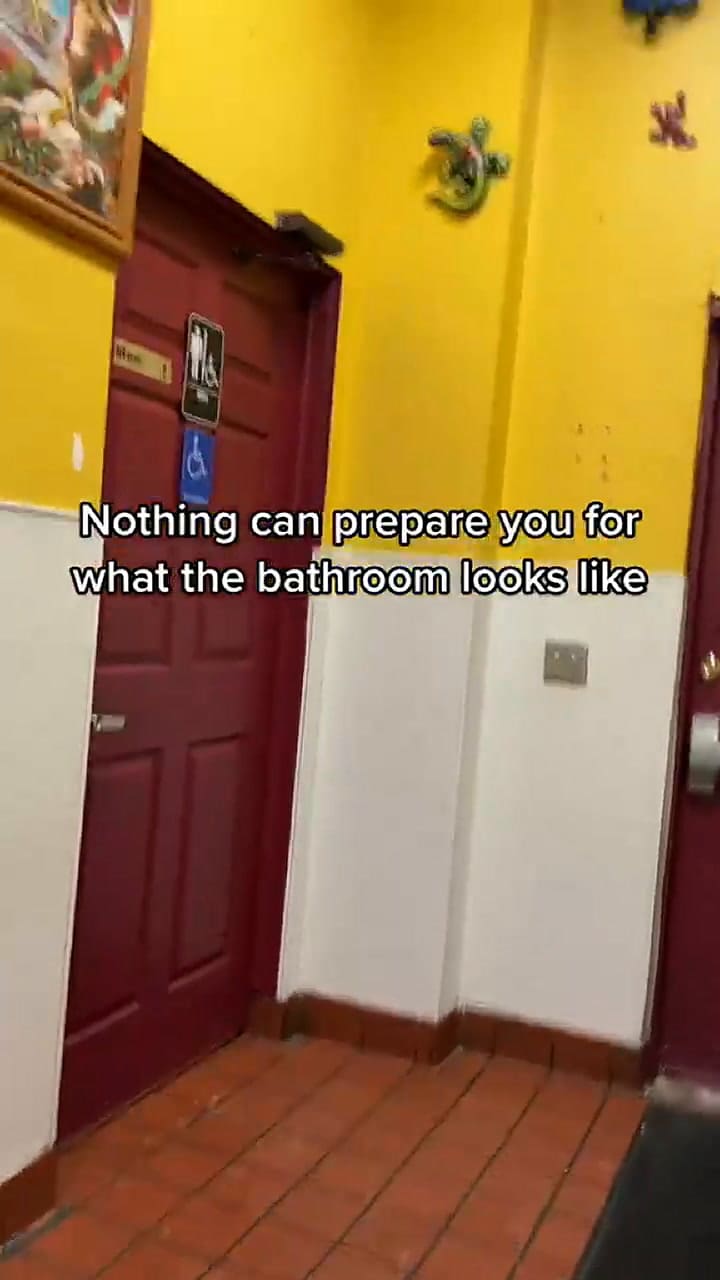 El baño de un restaurante mexicano sorprende por su decoración