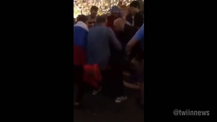 Gritó “tranquilovsky” y logra frenar una pelea entre hinchas rusos - Fuente: Youtube