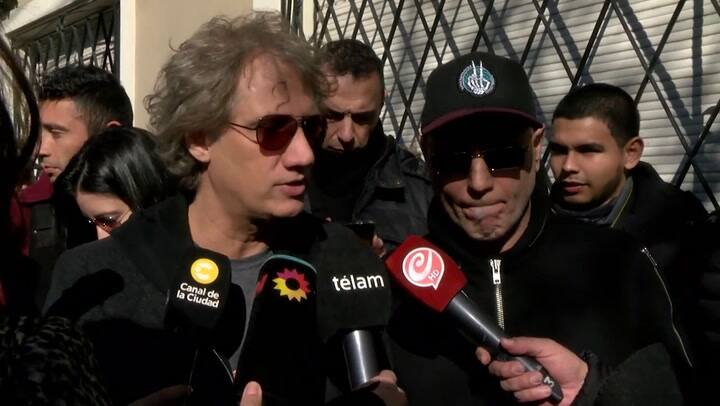 Así fue la inauguración de una placa en la casa donde nació Soda Stereo - Fuente: Télam